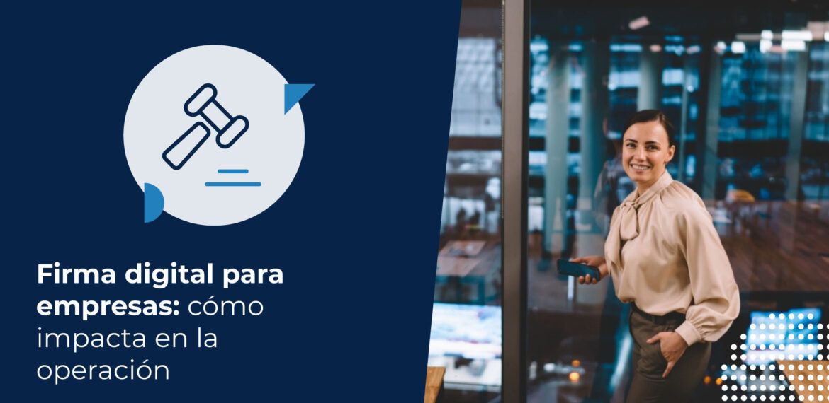 Una mujer profesional sonriendo en una oficina moderna frente a un ventanal, representando el éxito de implementar una firma digital para empresas.