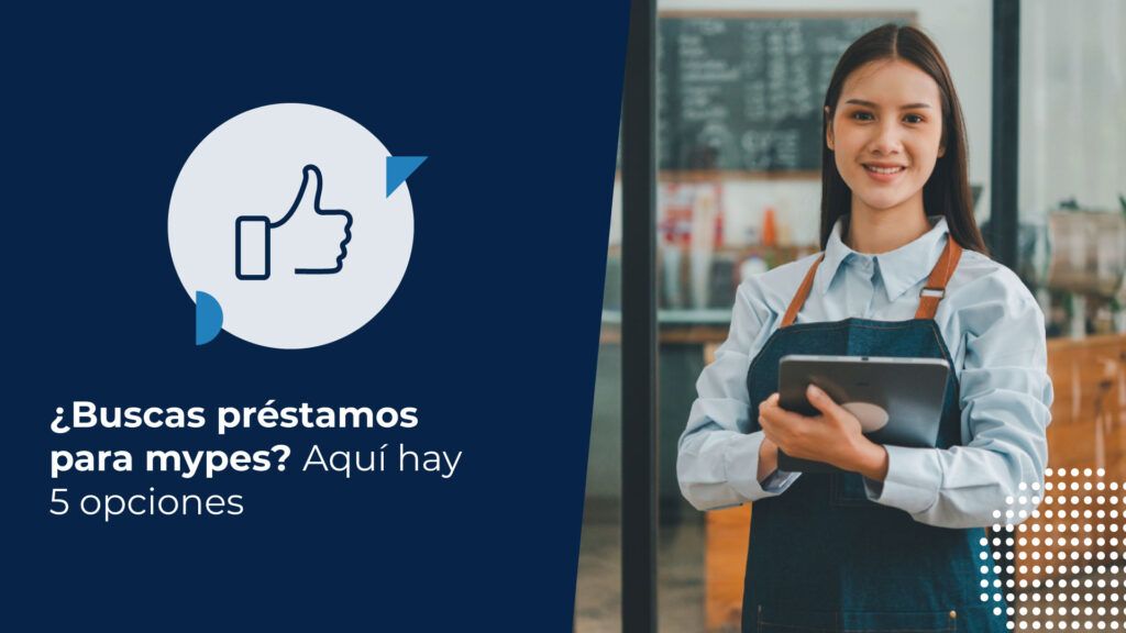 Joven dueña de cafetería, sonriendo mientras busca en su tablet préstamos para mypes.