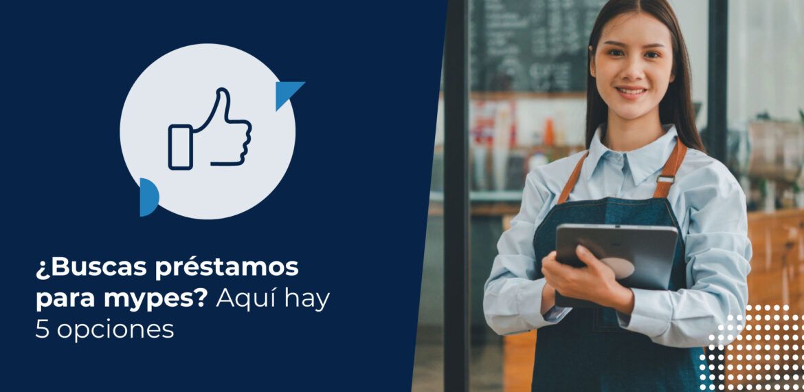 Joven dueña de cafetería, sonriendo mientras busca en su tablet préstamos para mypes.