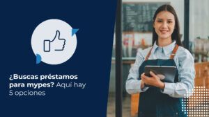 Joven dueña de cafetería, sonriendo mientras busca en su tablet préstamos para mypes.