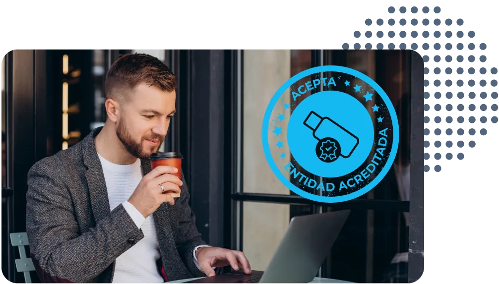 Persona sentada tomando cafe y viendo en su computador que el certificado digital de Acepta está acreditado