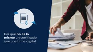 Profesional organizando documentos impresos y usando su computadora para tramitar un certificado y firma digital