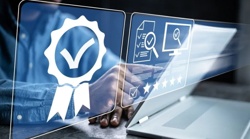 Una persona utiliza un computador del que brotan imágenes de archivos, lupas y símbolos de validación, ya que descubrió cómo instalar un certificado digital para usar una firma electrónica.