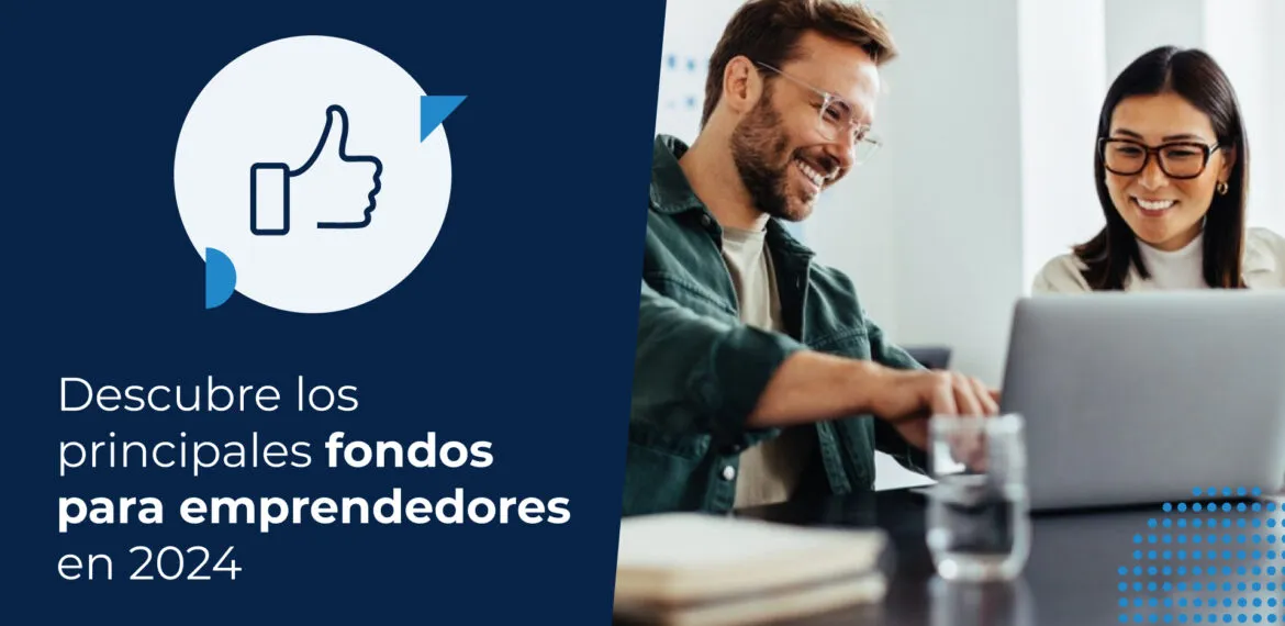 Un hombre y una mujer están sentados frente a una computadora mientras sonríen al leer los fondos para emprendedores a los que pueden postular.