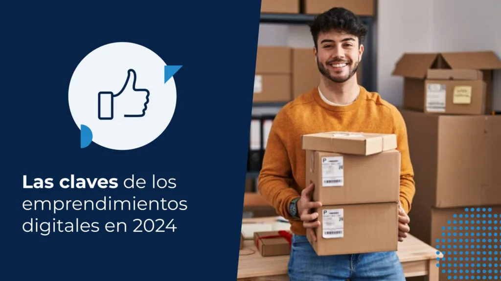 Una persona sonríe con cajas en las manos mientras se apoya en un escritorio que detrás presenta estantes con más cajas de sus emprendimientos.