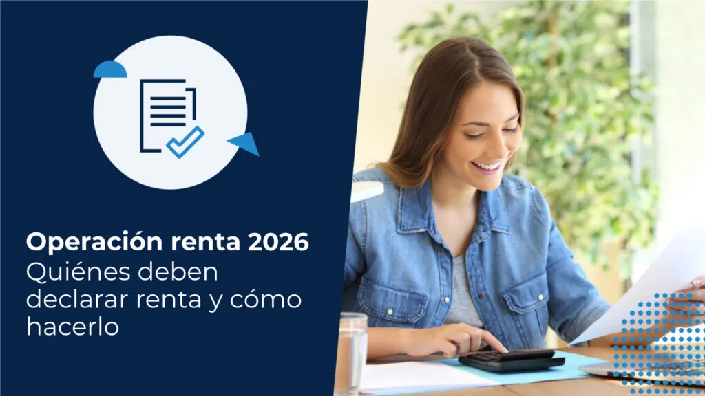 Una mujer sonríe porque realiza cómodamente la operación renta 2026 desde su computadora, además sostiene un documento en una mano y utiliza una calculadora con la otra.