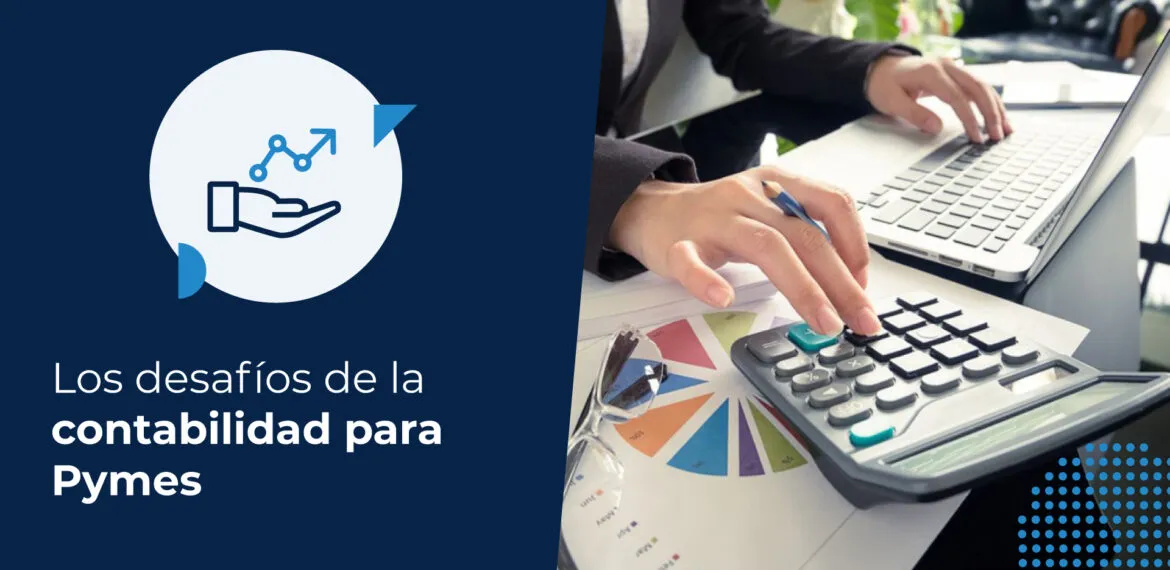 Unas manos trabajan en una laptop y una calculadora, sobre una pila de papeles con datos financieros desordenados, representando la labor de la contabilidad para Pymes.