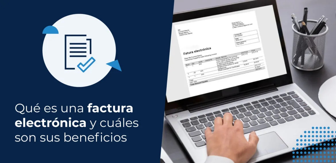 Se muestra un escritorio con una persona que calcula a mano una factura en papel, en frente hay un computador con la misma factura, ya que está explorando qué es una factura electrónica y sus beneficios.