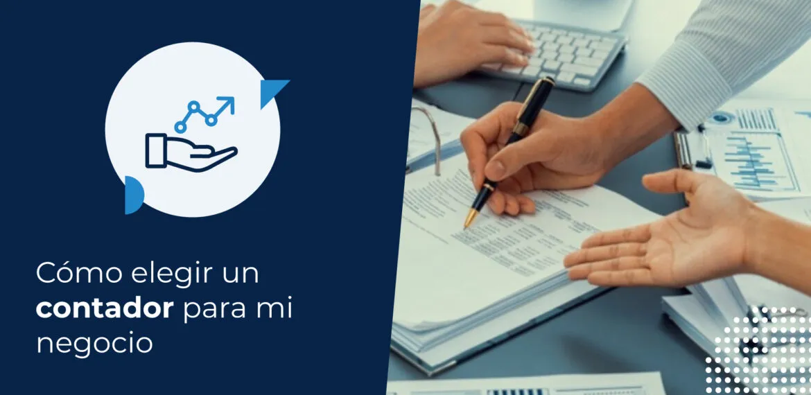 Un grupo de manos trabaja calculando cómo elegir servicios de contabilidad sobre un conjunto de papeles con datos y estadísticas.