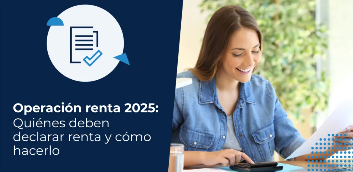 Una mujer sonríe porque realiza cómodamente la operación renta 2025 desde su computador, además sostiene un documento en una mano y utiliza una calculadora con la otra.