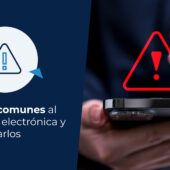 Persona utilizando su celular. Un signo de alerta se muestra en medio de la fotografía, indicando los peligros de usar firma electrónica de manera incorrecta.