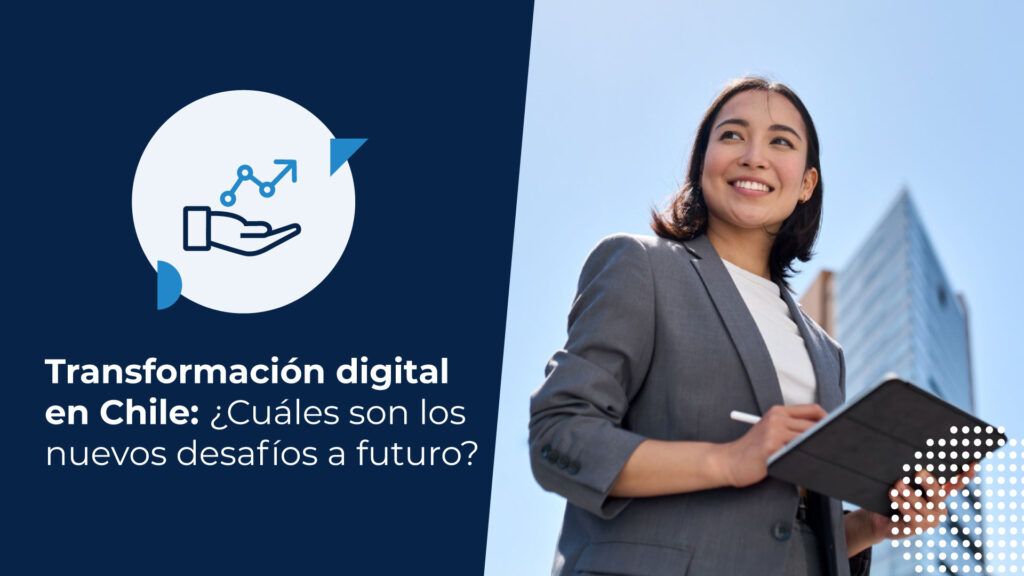 Mujer de negocios sonriente usando una tablet en un entorno urbano con edificios de fondo, avanzando hacia la transformación digital en Chile.