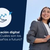 Mujer de negocios sonriente usando una tablet en un entorno urbano con edificios de fondo, avanzando hacia la transformación digital en Chile.