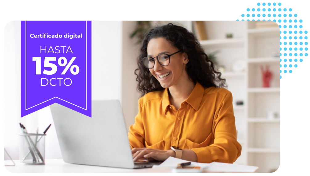 Mujer emprendedora en una computadora revisando el sitio web de Acepta con la promoción de un 15% de descuento en firmas electrónicas