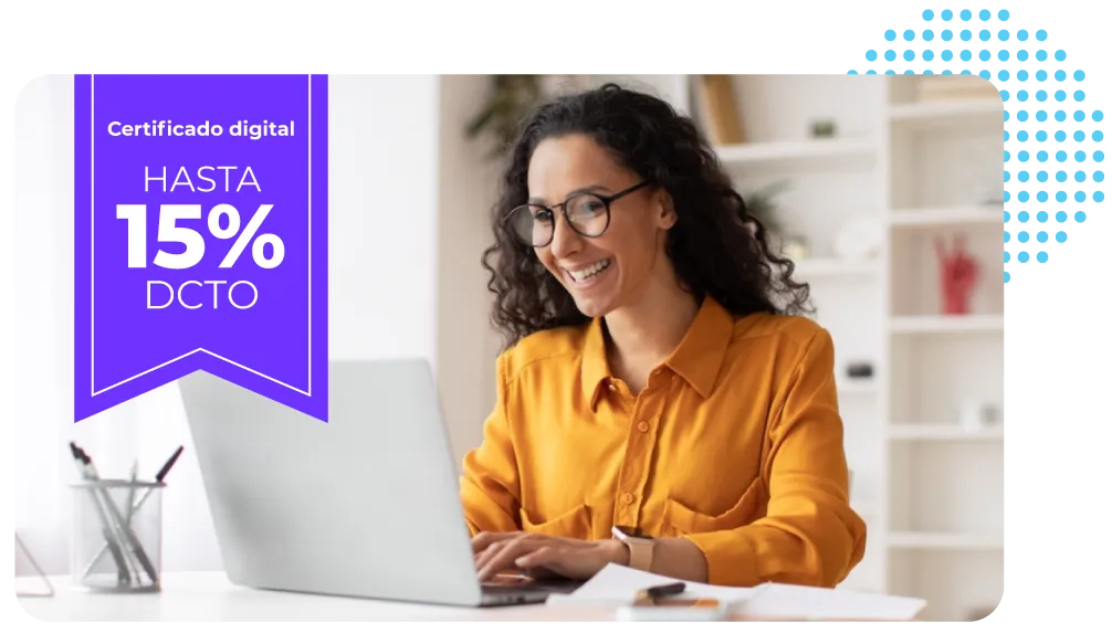 Mujer emprendedora en una computadora revisando el sitio web de Acepta con la promoción de un 15% de descuento en firmas electrónicas