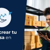 Mujer satisfecha por su búsqueda de cómo crear una empresa en Chile.