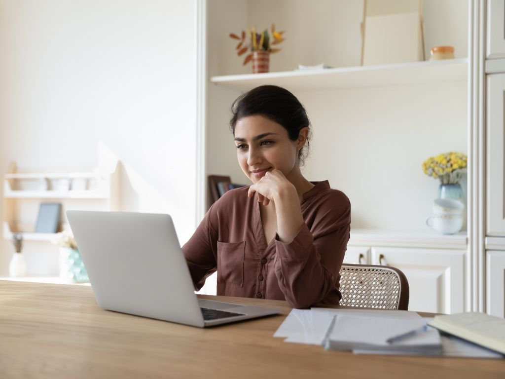 Persona en su escritorio buscando en su computador qué es la carpeta tributaria electrónica.