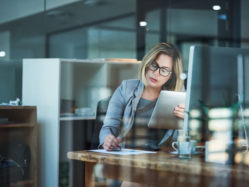 Emprendedora ejecutando el proceso de cómo hacer una orden de compra.