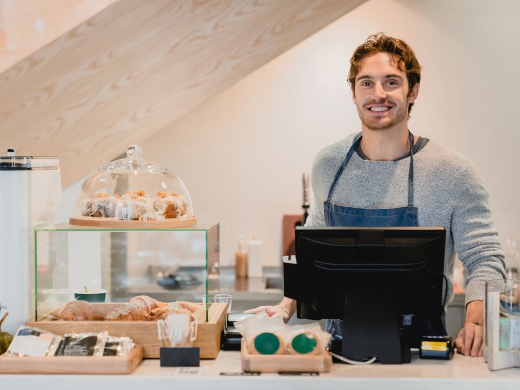 Hombre joven que utilizó financiamiento para emprendedores.