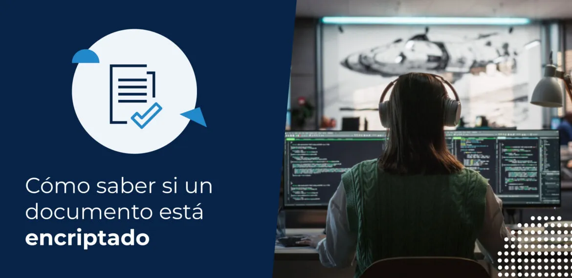 Persona trabajando en un escritorio con dos monitores mostrando código en una oficina moderna. La imagen representa el título del artículo: cómo saber si un documento está encriptado.