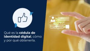 Persona sosteniendo entre sus dedos lo que sería una cédula de identidad digital.