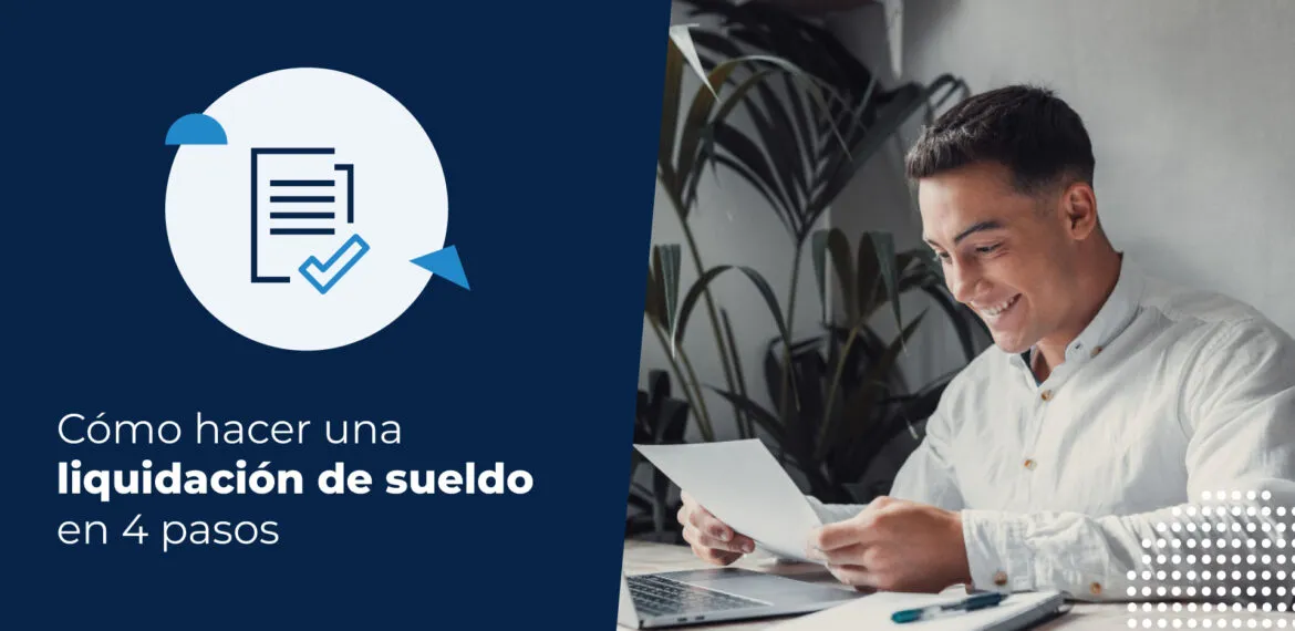 Persona sentada en su escritorio, sosteniendo unos papeles mientras busca en su computador cómo hacer una liquidación de sueldo.