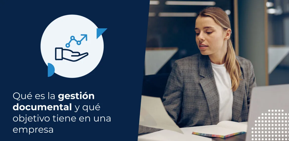 Mujer de negocios trabajando en la gestión documental de la empresa.