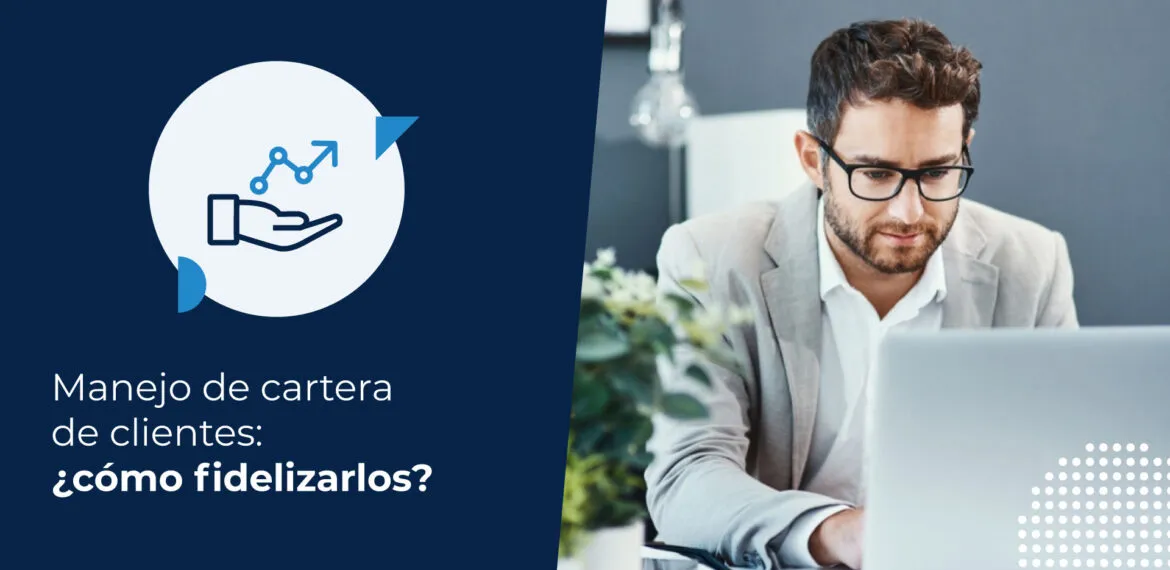 Abogado buscando en su computador sobre el manejo de cartera de clientes.