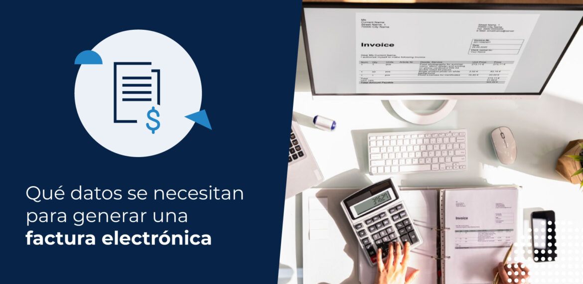 Una persona se encuentra en su escritorio, junto a su agenda, computador, monitor y calculadora. Está buscando qué datos se necesitan para una factura.