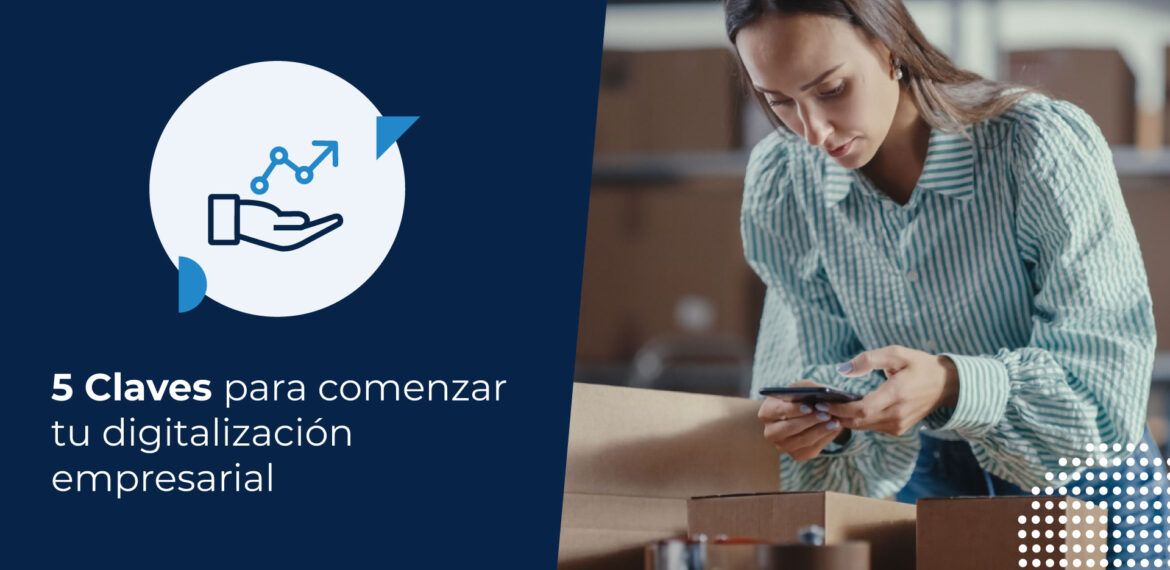 Mujer dueña de una pyme buscando cómo integrar la digitalización empresarial en sus operaciones.