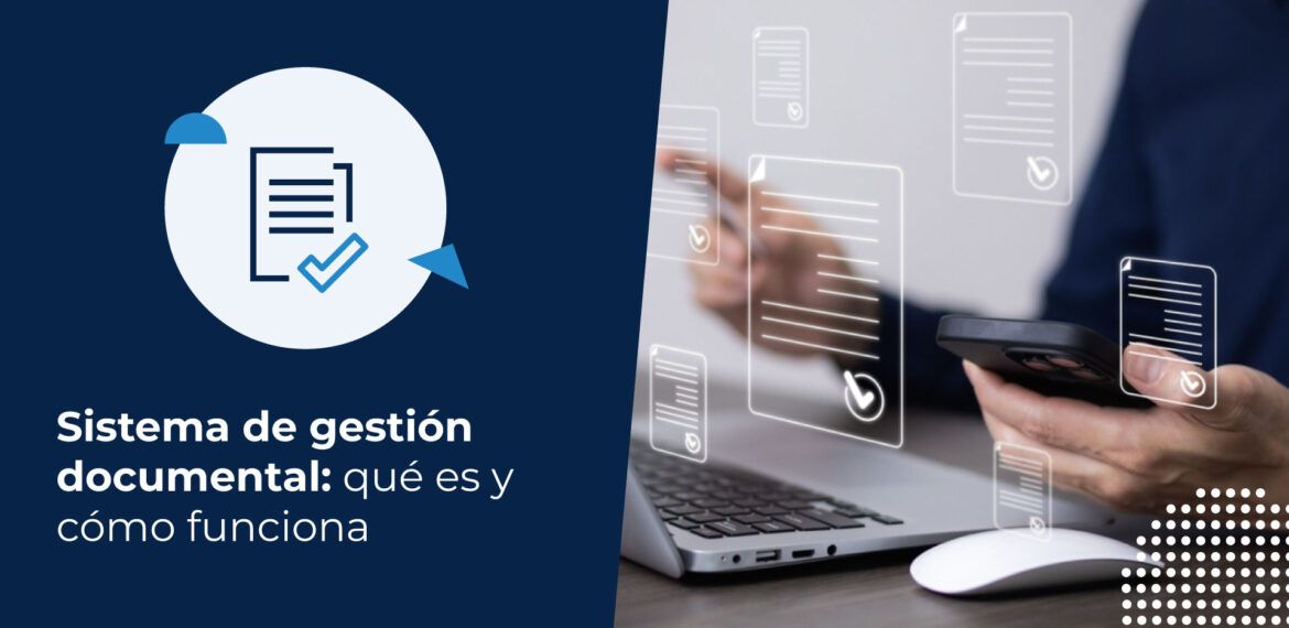 Persona en su computador viendo el sistema de gestión documental que tiene su empresa