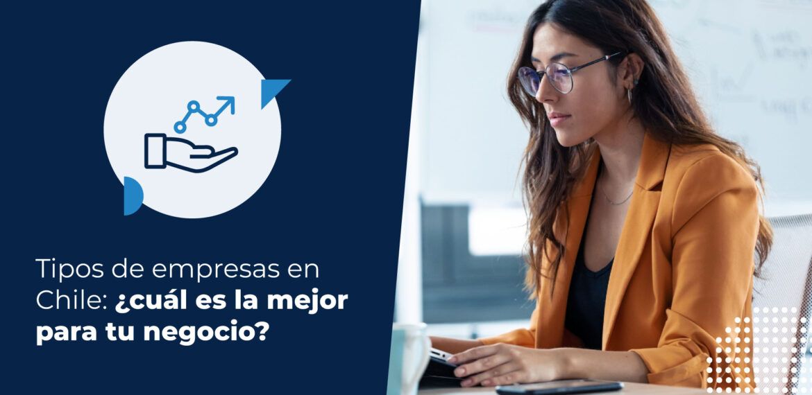 Mujer buscando en su computador cómo crear su propia empresa. Busca en internet los tipos de empresas en Chile.