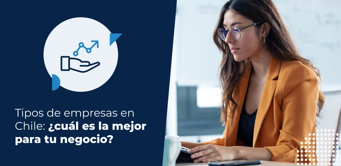 Mujer buscando en su computador cómo crear su propia empresa. Busca en internet los tipos de empresas en Chile.