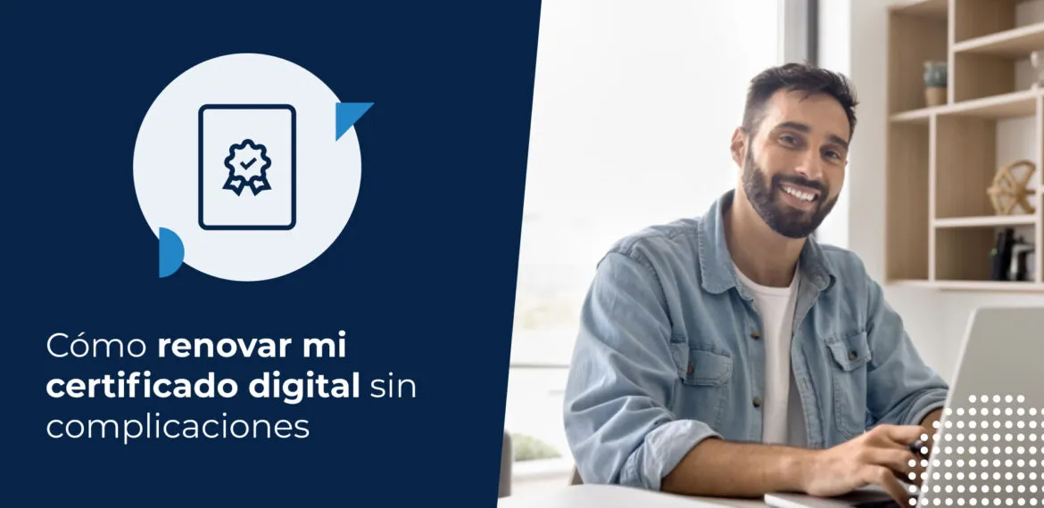 Hombre joven sonriente trabajando en una computadora en una oficina moderna. Busca cómo renovar un certificado digital.