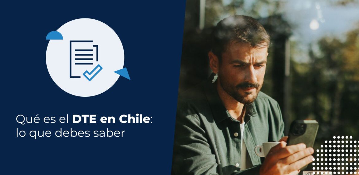 Hombre pensativo con lentes trabajando desde casa y preguntándose qué es DTE. Mira su celular buscando información.