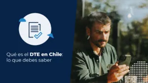 Hombre pensativo con lentes trabajando desde casa y preguntándose qué es DTE. Mira su celular buscando información.