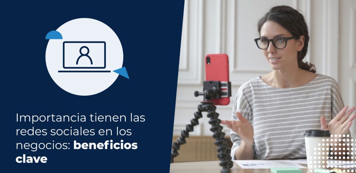 Mujer al tanto de la importancia de las redes sociales en los negocios. Usando su celular para grabar un video que luego subirá a su Instagram.