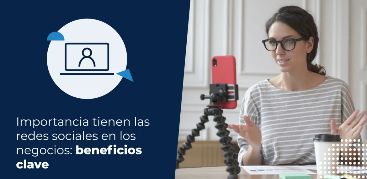 Mujer al tanto de la importancia de las redes sociales en los negocios. Usando su celular para grabar un video que luego subirá a su Instagram.