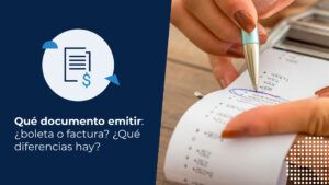 Persona con una boleta electrónica.