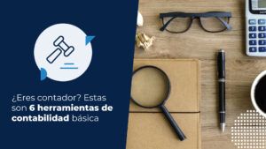 Calculadora, libreta, lupa, bolígrafo, gafas y taza de café sobre escritorio de contador.
