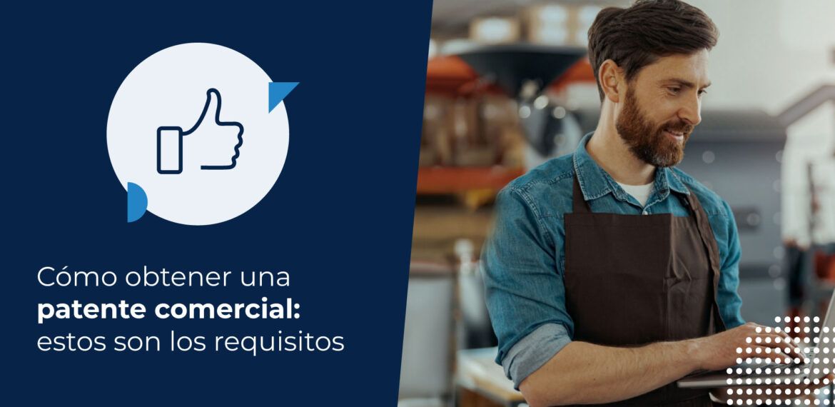 Hombre dueño de una pyme buscando cómo obtener patente comercial en su computador.