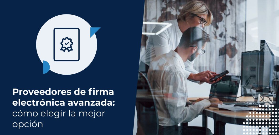 Profesionales revisando documentos digitales en oficina moderna para determinar qué proveedores de firma electronica avanzada son mejores