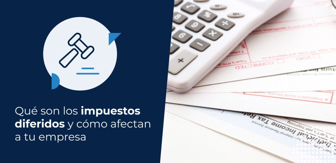 Fotografía en primer plano de una pila de formularios de impuestos. Hay una calculadora y unas gafas, lo que sugiere el proceso de preparación de la declaración de la renta. La imagen está relacionada con la comprensión de qué son los impuestos diferidos en Chile.