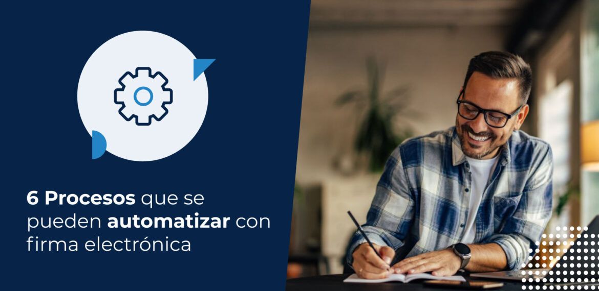 Hombre sonriente trabajando en su computador. Está anotando qué procesos se pueden automatizar con firma electrónica.