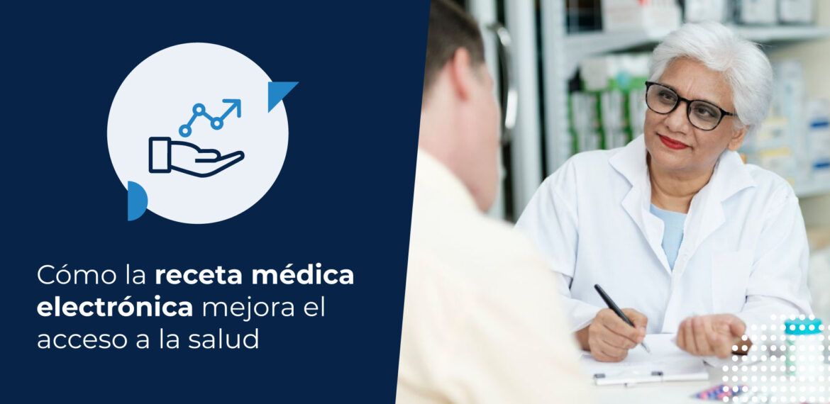 Médica realizando una receta médica. Está en proceso de cambiarse a la receta médica electrónica para agilizar procesos.