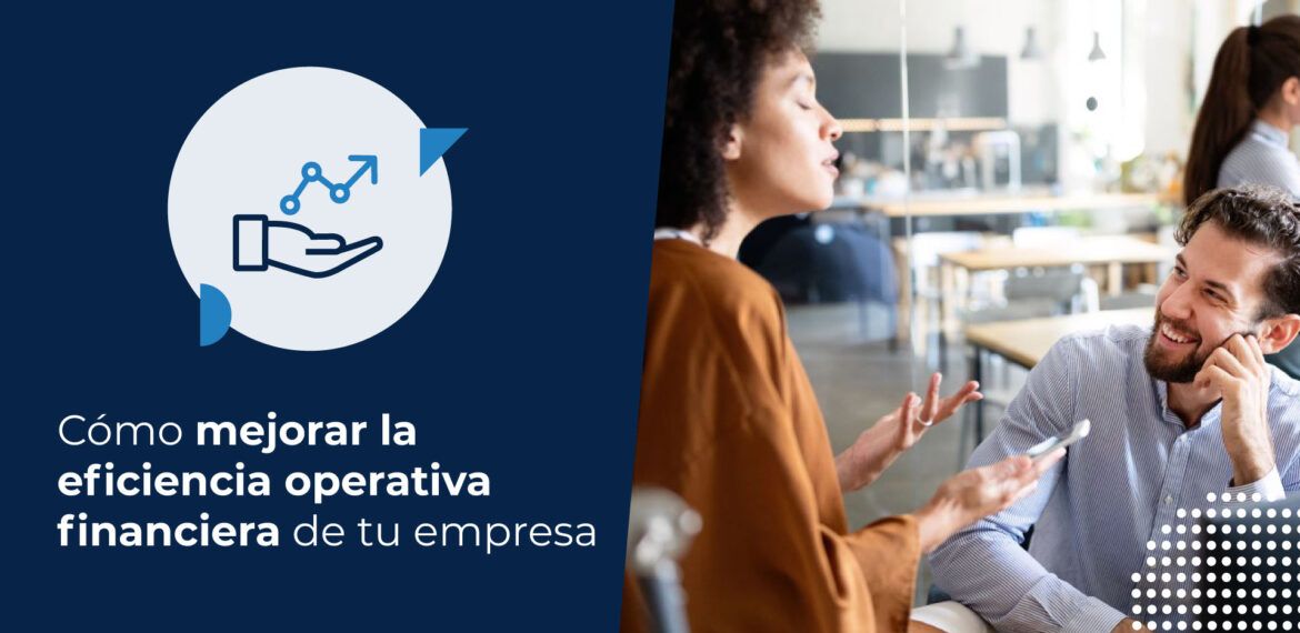 Dos personas en un contexto de trabajo hablando sobre cómo mejorar la eficiencia operativa de la empresa.