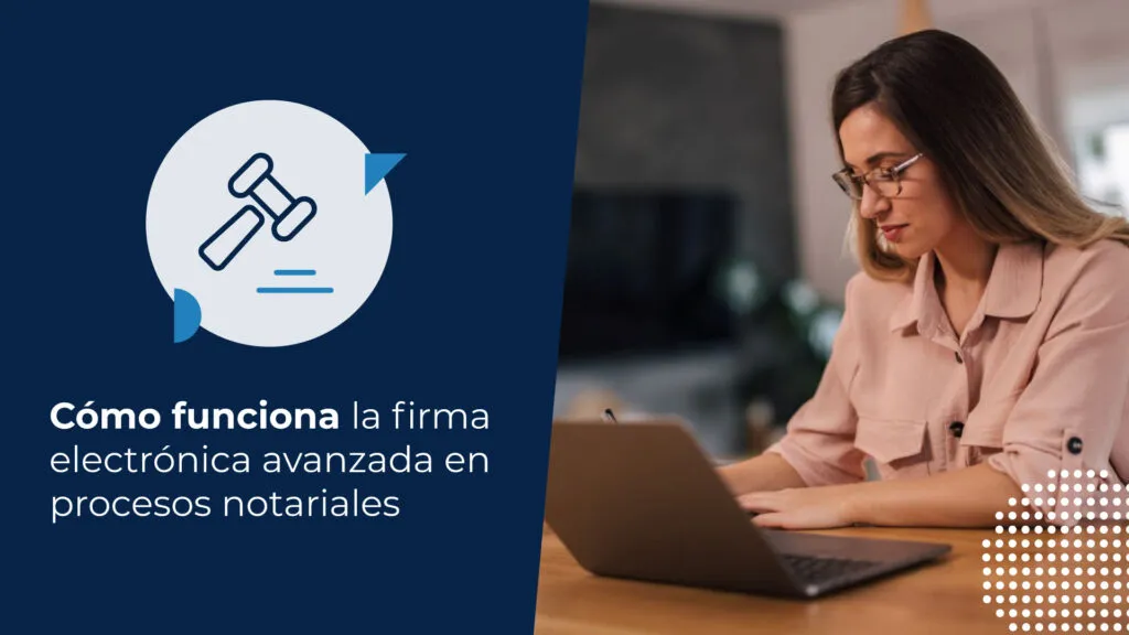 Mujer joven con blusa rosa y lentes trabajando concentrada en su escritorio. Está buscando en su computador cómo funciona la firma electrónica avanzada en notaría.