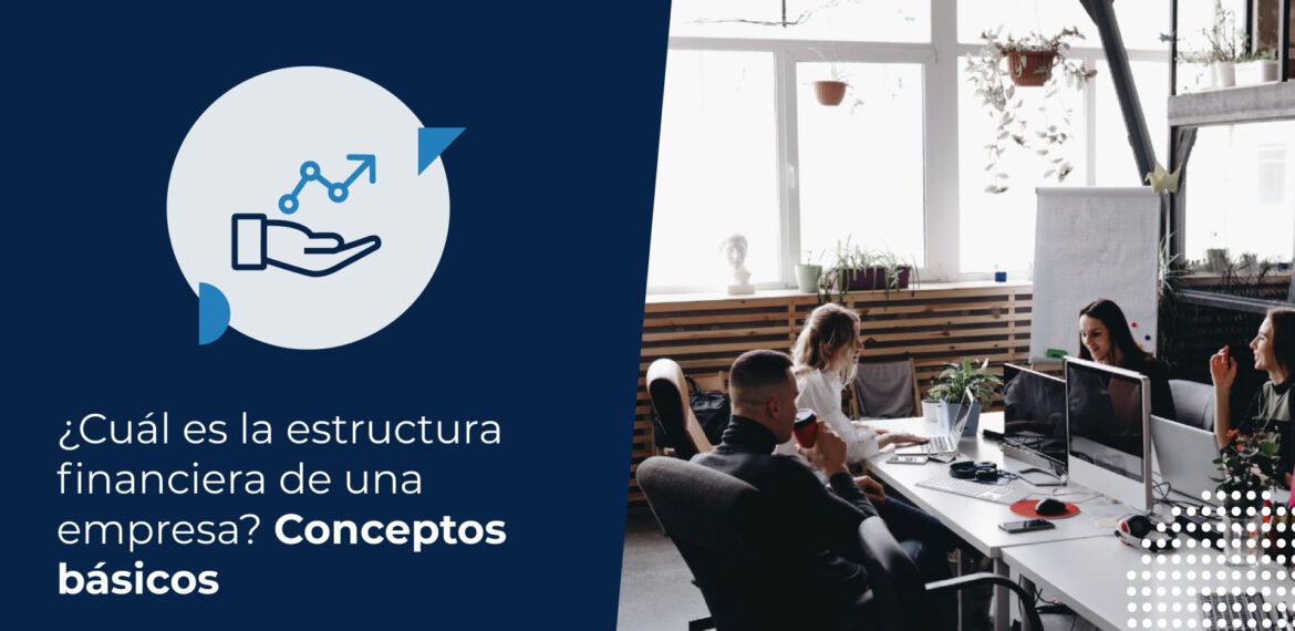 Cuatro profesionales trabajando juntos en un espacio de oficina moderno y luminoso con grandes ventanas, utilizando computadores y discutiendo. Este escenario representa una reunión de equipo en un entorno de negocios, relevante para la estructura financiera de una empresa.