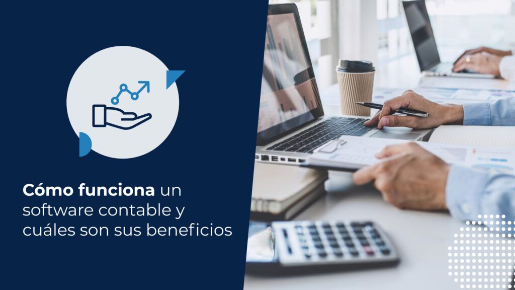 Dos personas trabajando con computadores en una oficina, están buscando cómo funciona un software contable. Hay un primer plano de las manos de una persona usando el teclado y sosteniendo documentos financieros.