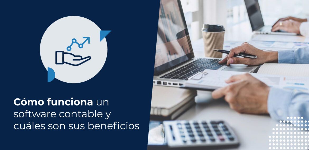 Dos personas trabajando con computadores en una oficina, están buscando cómo funciona un software contable. Hay un primer plano de las manos de una persona usando el teclado y sosteniendo documentos financieros.